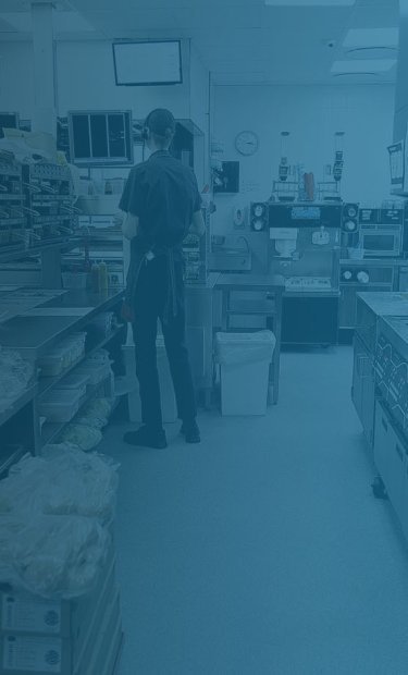 Due uomini in una cucina industriale