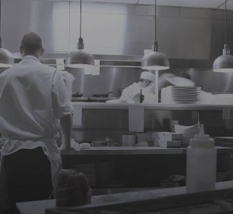 Uomo in una cucina di ristorante