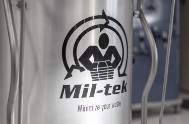 Primo piano di una pressa per rifiuti in acciaio inox