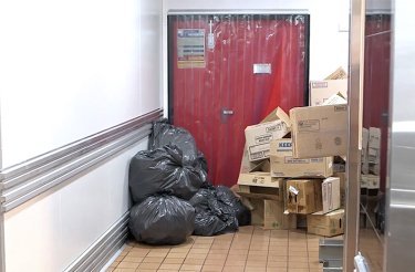 Rifiuti all’ingresso posteriore di un ristorante