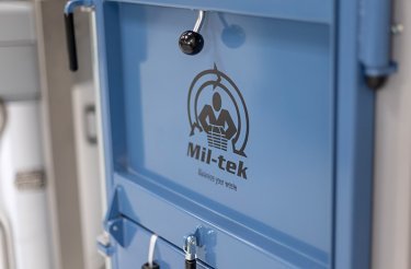 Pressa per balle elettrica con porta blu