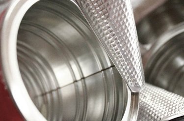 Schiaccia barattoli in acciaio inox con lattine metalliche vuote
