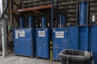 Presse verticali Mil-tek 2205 per cartone e plastica installate in un'area di gestione dei rifiuti