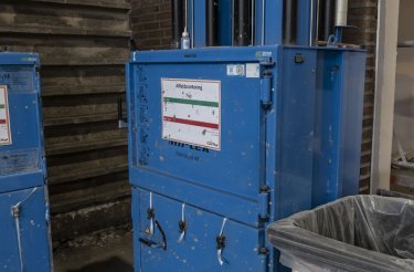 Pressa verticale Mil-tek 2306 per cartone e plastica in ambiente industriale