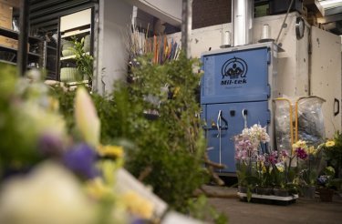 Pressa per balle Mil-tek A102 per cartone e plastica in un negozio di fiori