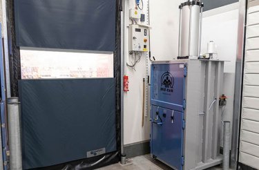 Pressa A305 Mil-tek per cartone e plastica installata in ambiente industriale