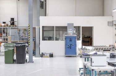 Pressa E119 in ambiente di produzione, posizionata lungo una parete