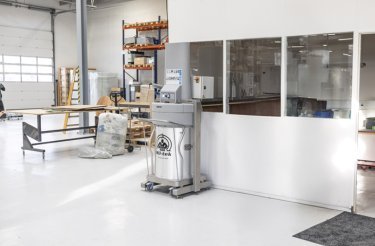 Compattatore elettrico EXP200 Mil-tek installato in ambiente industriale