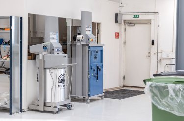 Compattatore elettrico EXP200 e pressa Mil-tek installati in ambiente industriale