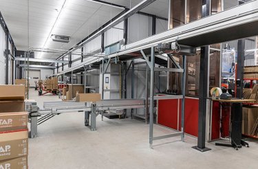 Sistema automatizzato di gestione dei rifiuti con nastro trasportatore per cartone presso CreativCompany.