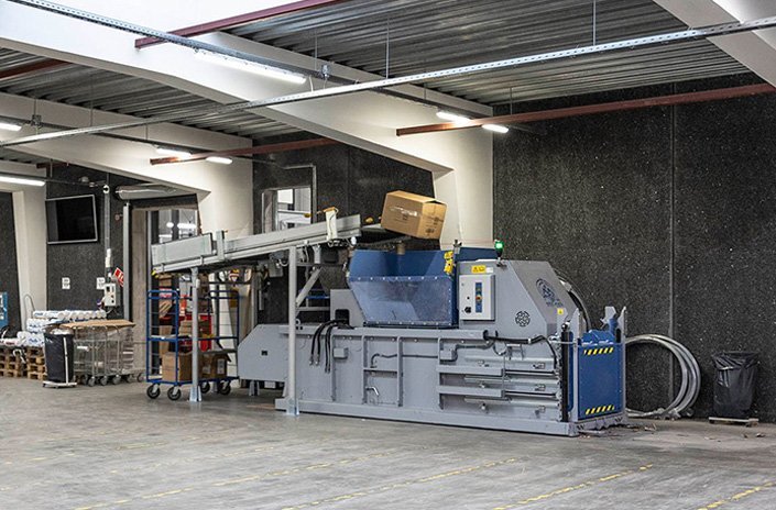 Pressa a balle Mil-tek con nastro trasportatore automatico per il compattamento del cartone presso CreativCompany.