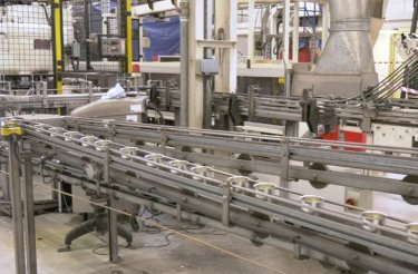 Linea di produzione con nastro trasportatore per lattine metalliche presso lo stabilimento Trivium Packaging