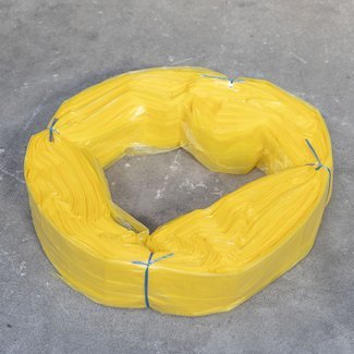 Fascio di sacchetti in plastica gialla XL, legati con filo blu, disposti a forma di anello su una superficie grigia